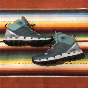 Adidas Terrex GTX- Mid Hiking Boot - Women's sz9